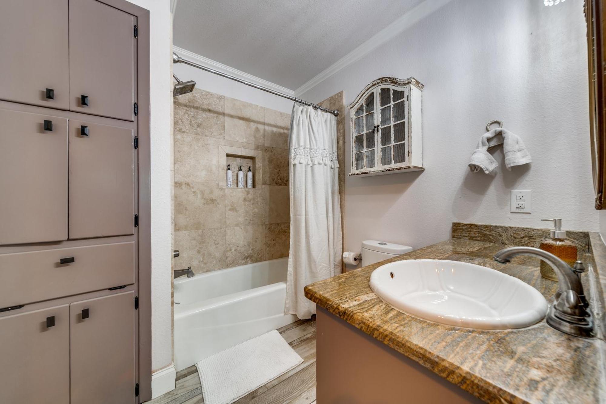 Charming Pet Friendly 4 Bdrm Home Mins To Main St And Wineries 弗雷德里克斯堡 外观 照片